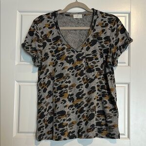 🐆 Stylish Yet Casual Gray Leopard Print Tee